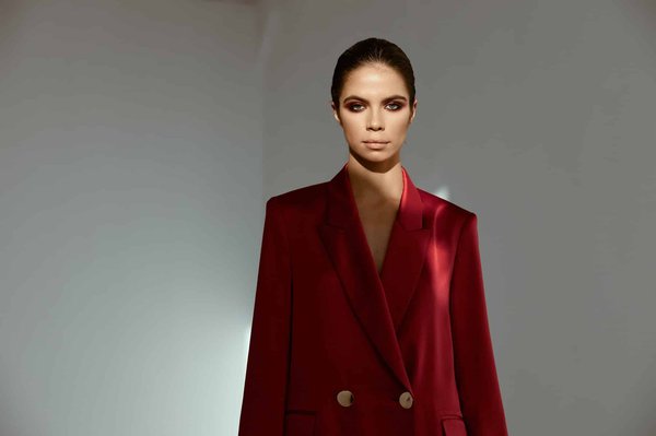 Quelle est la façon chic de porter des bottines à talon avec une jupe longue plissée?