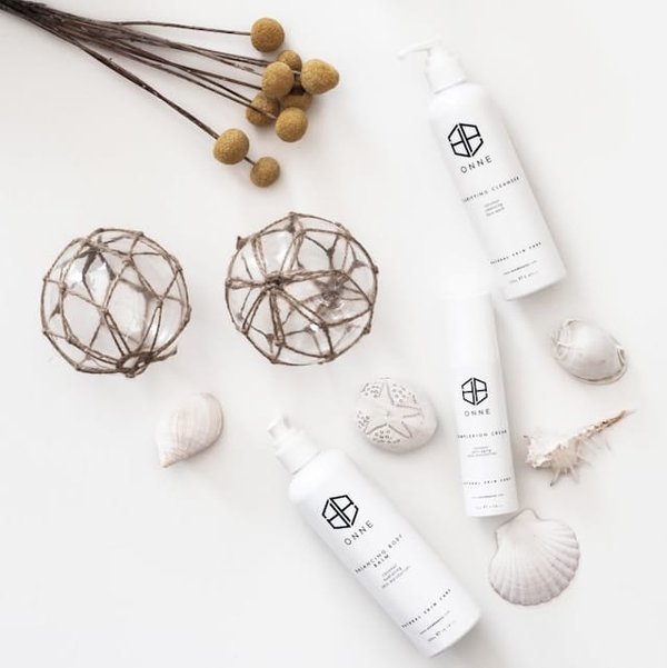 Quels sont les meilleurs soins pour protéger la peau contre les dommages du soleil en hiver?