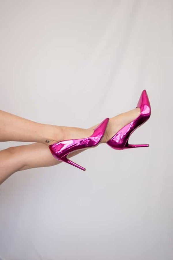 Quels conseils suivre pour combiner des chaussures à talons aiguilles avec une tenue décontractée?