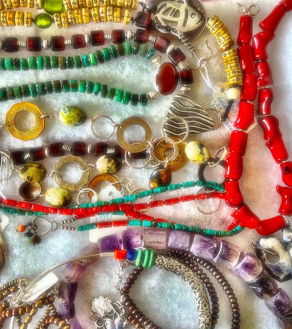 Quels types de bijoux porter pour mettre en valeur un décolleté plongeant lors d'une soirée de gala?