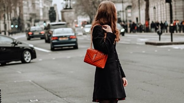 Quelle est la meilleure manière d'accorder des chaussures et un sac à main pour un look harmonieux ?