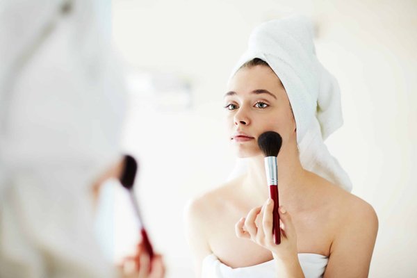 Quelles sont les meilleures pratiques pour appliquer le maquillage sur une peau mature?